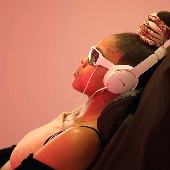 Woman enjoying PEMF BioBalance service at SpaSpace Chicago Wellness Lounge